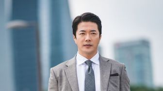 Raih Rating yang Baik di Episode Perdana, Intip 5 Potret Kwon Sang Woo di Curtain Call