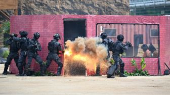 Prajurit khusus TNI beraksi saat pembukaan pameran industri pertahanan Indo Defence 2022 Expo & Forum di Jakarta International Expo (JIExpo), Kemayoran, Jakarta Pusat, Rabu (2/11/2022).  [Foto: Muchlis Jr - Biro Pers Sekretariat Presiden]