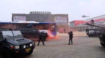 Prajurit khusus TNI beraksi saat pembukaan pameran industri pertahanan Indo Defence 2022 Expo & Forum di Jakarta International Expo (JIExpo), Kemayoran, Jakarta Pusat, Rabu (2/11/2022).  [Foto: Muchlis Jr - Biro Pers Sekretariat Presiden]