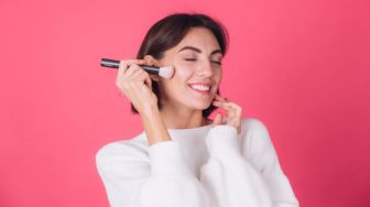 Cuma Butuh 5 Menit! Makeup Simple Bisa Pancarkan Aura Cantikmu