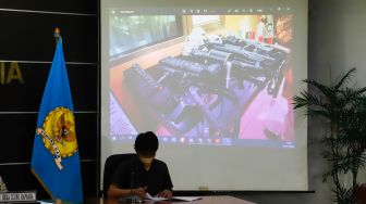 Komnas HAM menampilkan bukti potongan video saat menyampaikan temuan faktual dari tragedi Kanjuruhan di Gedung Komnas HAM, Jakarta Pusat, Rabu (2/11/2022). [Suara.com/Alfian Winanto]