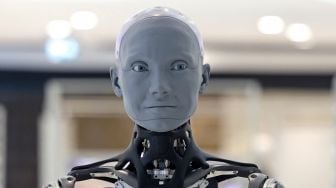 Robot humanoid Ameca menyapa pengunjung di Museum of the Future, Dubai, Uni Emirat Arab, Selasa (11/10/2022). [Karim SAHIB/AFP]
