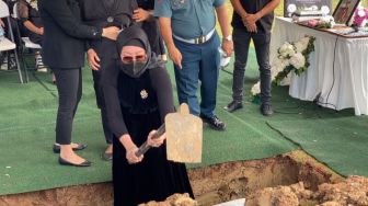 Beda Agama, Angelina Sondakh Tetap Hormati Ayah di Pemakaman, Angkat Peti Jenazah hingga Turun ke Liang Makam