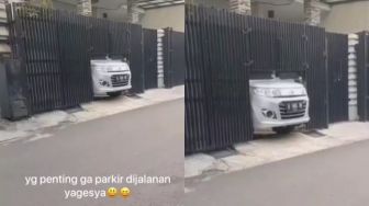 Hindari Parkir di Jalan, Pemilik Rumah Ini Bikin Pagar Unik untuk Mobilnya