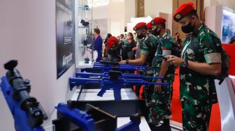 Pengunjung melihat aneka macam scope FCS Series buatan Aimpoint dalam perhelatan pameran industri pertahanan Indo Defence 2022 Expo & Forum di Jakarta International Expo (JIExpo), Kemayoran, Jakarta Pusat, Rabu (2/11/2022). [Suara.com/Alfian Winanto]