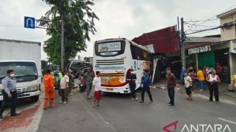 Berlangsung Satu Jam, Suku Dinas Perhubungan Jaktim Evakuasi Bus yang Menabrak Dealer Mobil