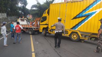 Hendak Menyalip, Mobil dan Truk Tabrakan di Ciloto Puncak Cipanas 