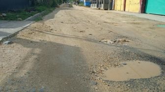 Warga di Kendari Galang Swadaya Perbaiki Jalan Rusak, Mana Pemerintah?