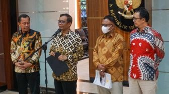 (dari kiri ke kanan) Ketua Komnas HAM Ahmad Taufan Damanik, Menkopolhukam Mahfud MD, Komisioner Komnas HAM Choirul Anam dan Beka Ulung Hapsari saat akan menyerahkan laporan Komnas HAM terkait Tragedi Kanjuruhan di Kantor Kemenko Polhukam, Jakarta Pusat, Kamis (3/11/2022). [Suara.com/Alfian Winanto]