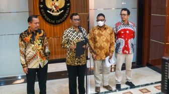 (dari kiri ke kanan) Ketua Komnas HAM Ahmad Taufan Damanik, Menkopolhukam Mahfud MD, Komisioner Komnas HAM Choirul Anam dan Beka Ulung Hapsari saat akan menyerahkan laporan Komnas HAM terkait Tragedi Kanjuruhan di Kantor Kemenko Polhukam, Jakarta Pusat, Kamis (3/11/2022). [Suara.com/Alfian Winanto]