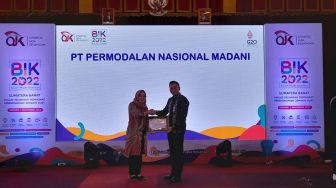 PNM Padang Raih 2 Penghargaan Sekaligus di Acara Puncak Bulan Inklusi Keuangan OJK