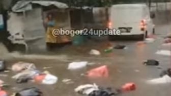 Viral, Video Penampakan Sampah Terbawa Arus Banjir di Bogor