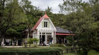 Orang-orang mengunjungi 'Satsuki and Mei's House' di "Ghibli Warehouse" pada hari pertama pembukaan Taman Ghibli di Nagakute, prefektur Aichi, Jepang, Selasa (1/11/2022). [Yuichi YAMAZAKI / AFP]
