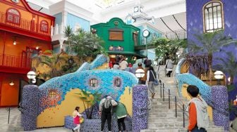 Pengunjung melihat-lihat tangga utama "Ghibli Warehouse" pada hari pertama pembukaan Taman Ghibli di Nagakute, prefektur Aichi, Jepang, Selasa (1/11/2022). [JIJI Press / AFP / Japan OUT]