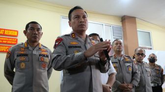 Kapolda Kalimantan Barat Irjen Pol Suryanbodo Asmoro (kedua kiri) didampingi Kabid Propam Polda Kalbar Kombes Pol Andree Gamma Putra (kiri) dan jajarannya saat memberikan keterangan pers di Polresta Pontianak, Kalimantan Barat, Rabu (2/11/2022). [ANTARA FOTO/Jessica Helena Wuysang/rwa].