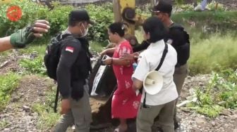 Ricuh! Warga Halangi Satpol PP saat Eksekusi Lahan di Bantaran Sungai Beringin