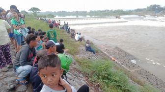 Dua Pelajar Tenggelam di Sungai Brantas Jombang, Pencarian Jalan Meski Hujan