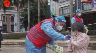Bantu Perangi COVID-19 di China, Aksi Sukarelawan Asing Ini Curi Perhatian