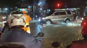 Hujan Deras Guyur Jakarta, 12 RT dan Satu Jalan Kebanjiran