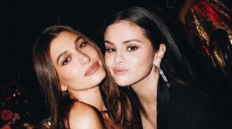 Selena Gomez Mulai Buka Suara Terkait Foto Viralnya Bersama Hailey Bieber