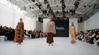 Terinspirasi Keindahan Siluet Hanbok, Busana Bercorak Unik dengan Warna Earth Tone Ini Begitu Feminin dan Anggun