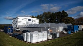 Tampilan luar bangunan tempat pertanian vertikal di Intelligent Growth Solutions ddi Intelligent Growth Solutions di Invergowrie, Dundee, Skotlandia, Selasa (18/10/2022). [Andy Buchanan/AFP]
