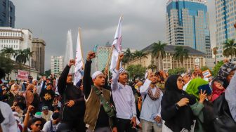 Massa yang tergabung dalam Gerakan Nasional Pembela Rakyat (GNPR) menggelar aksi unjuk rasa di kawasan Patung Kuda, Jakarta Pusat, Jumat (4/11/2022). [Suara.com/Alfian Winanto]