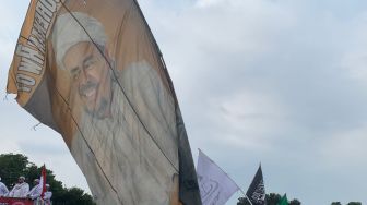 Aksi 411 Desak Jokowi Mundur, Massa GNPR Kibarkan Bendera Raksasa Berwajah HRS Tersenyum