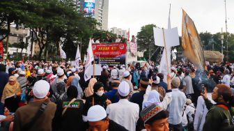 Massa yang tergabung dalam Gerakan Nasional Pembela Rakyat (GNPR) menggelar aksi unjuk rasa di kawasan Patung Kuda, Jakarta Pusat, Jumat (4/11/2022). [Suara.com/Alfian Winanto]