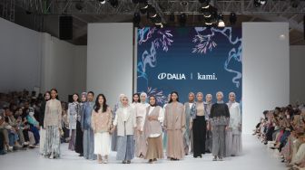 Tampil Feminin dengan Dominasi Potongan Lurus dan A-line