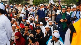 Massa yang tergabung dalam Gerakan Nasional Pembela Rakyat (GNPR) menggelar aksi unjuk rasa di kawasan Patung Kuda, Jakarta Pusat, Jumat (4/11/2022). [Suara.com/Alfian Winanto]