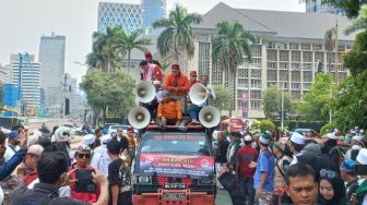 Salawat Menggema saat Massa GNPR Pendemo Jokowi Menyemut di Patung Kuda, Menantu Rizieq Dijaga Ketat Laskar Loreng Putih