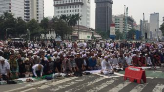 Tuntutan Aksi Minta Jokowi Mundur, Massa 411 Gelar Salat Ashar Berjamaah di Kawasan Patung Kuda