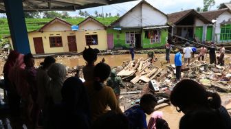 Warga bersama relawan mencari barang-barang yang masih bisa dipakai usai lokasi tersebut tersapu banjir di Kalibaru, Banyuwangi, Jawa Timur, Jumat (4/11/2022). [ANTARA FOTO/Budi Candra Setya].