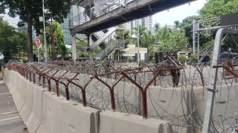Antisipasi Ricuh Massa GNPR di Patung Kuda, Polisi Pasang 2 Lapis Barrier Beton dan 3 Lapis Kawat Berduri