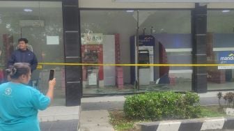 Mobil Kijang Toyota Seruduk Kaca Plaza ATM Perusahaan Badak LNG