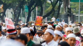 Massa yang tergabung dalam Gerakan Nasional Pembela Rakyat (GNPR) menggelar aksi unjuk rasa di kawasan Patung Kuda, Jakarta Pusat, Jumat (4/11/2022). [Suara.com/Alfian Winanto]