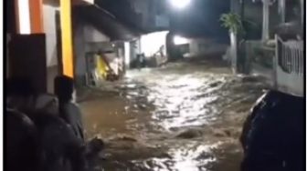 Banjir Bandang Terjang Desa Kalibaru Banyuwangi, Sejumlah Rumah Warga Hancur