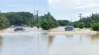 Mobil Nekat Terabas Banjir di Perbatasan Aceh-Sumut, Publik: Gila Kali Woi