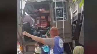 Bukan Kaleng-kaleng, Bocah Ini Pulang Sekolah Dijemput Pakai Truk Fuso