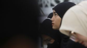 Fuji saat mengikut tahlilan mengenang satu tahun wafatnya mendiang Vanessa Angel dan Bibi Ardiansyah di Jakarta, Sabtu (5/11). [Suara.com/Oke Atmaja]