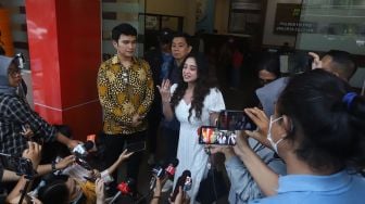 Dewi Perssik  memberikan keterangan pers di Polres Jakarta Selatan, Jakarta, Sabtu (5/11). [Suara.com/Oke Atmaja]