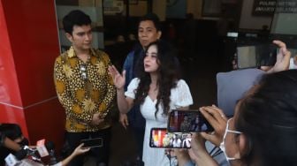 Dewi Perssik  memberikan keterangan pers di Polres Jakarta Selatan, Jakarta, Sabtu (5/11). [Suara.com/Oke Atmaja]