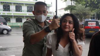 Dewi Perssik  sambangi Polres Jakarta Selatan, Jakarta, Sabtu (5/11). [Suara.com/Oke Atmaja]