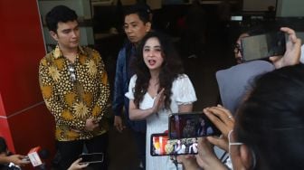 Kena Fitnah W, Dewi Perssik Dianggap Pelacur oleh Orang-Orang di Kampung