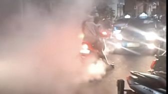 Video WNA Ugal-ugalan Kendarai Motor, Netizen: Bersihkan Bule Ngeyel