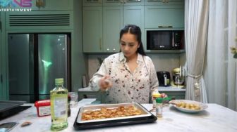 Nagita Slavina Bagikan Momen Masak untuk Makan Malam Romantis, Netizen: Bagikan Resepnya Dong!