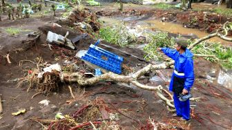 Warga mencari makam keluarganya yang hilang tersapu banjir di TPU Embah Besar, Desa Krikilan, Glenmore, Banyuwangi, Jawa Timur, Jumat (4/11/2022).  ANTARA FOTO/Budi Candra Setya