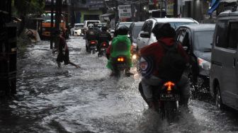 Hari Pertama 2023 Jakarta Dilanda Banjir, Tiga Ruas Jalan Di Jakut Terendam