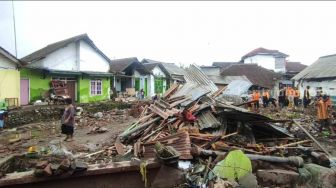 Rumah Warga di Cidamar Ambruk Diterjang Banjir Bandang